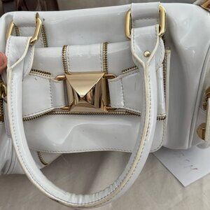 BETSEY JOHNSON white and gold Hand BAG with bows with pink inner label